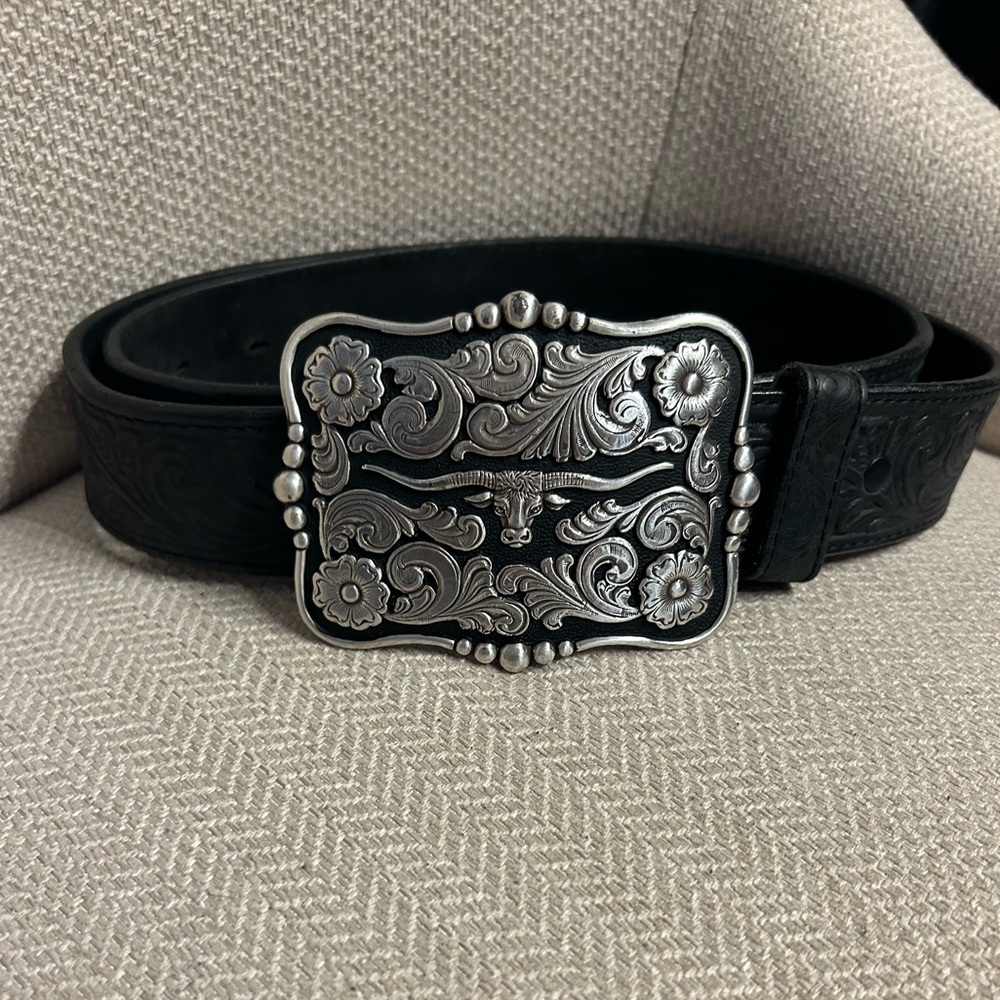 Nocona Buckle on leather silver creek collections belt